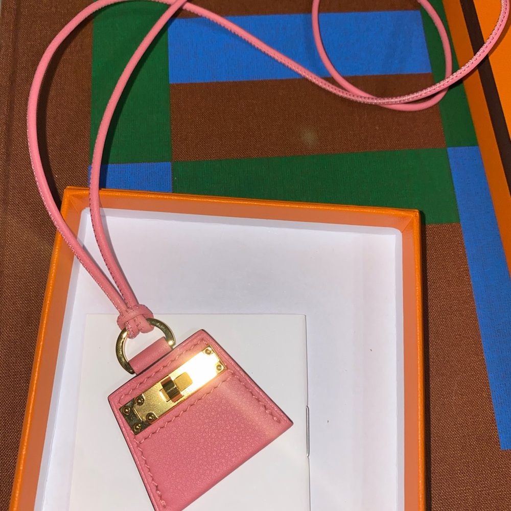 RARE HERMÈS MONPETITKELLY PRINTED PENDANT NECKLACE